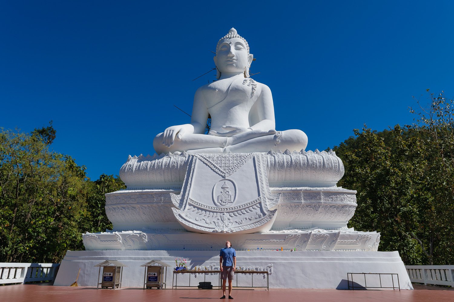 DSC\_0083 Large white Buddha statue in Thailand with blue sky background