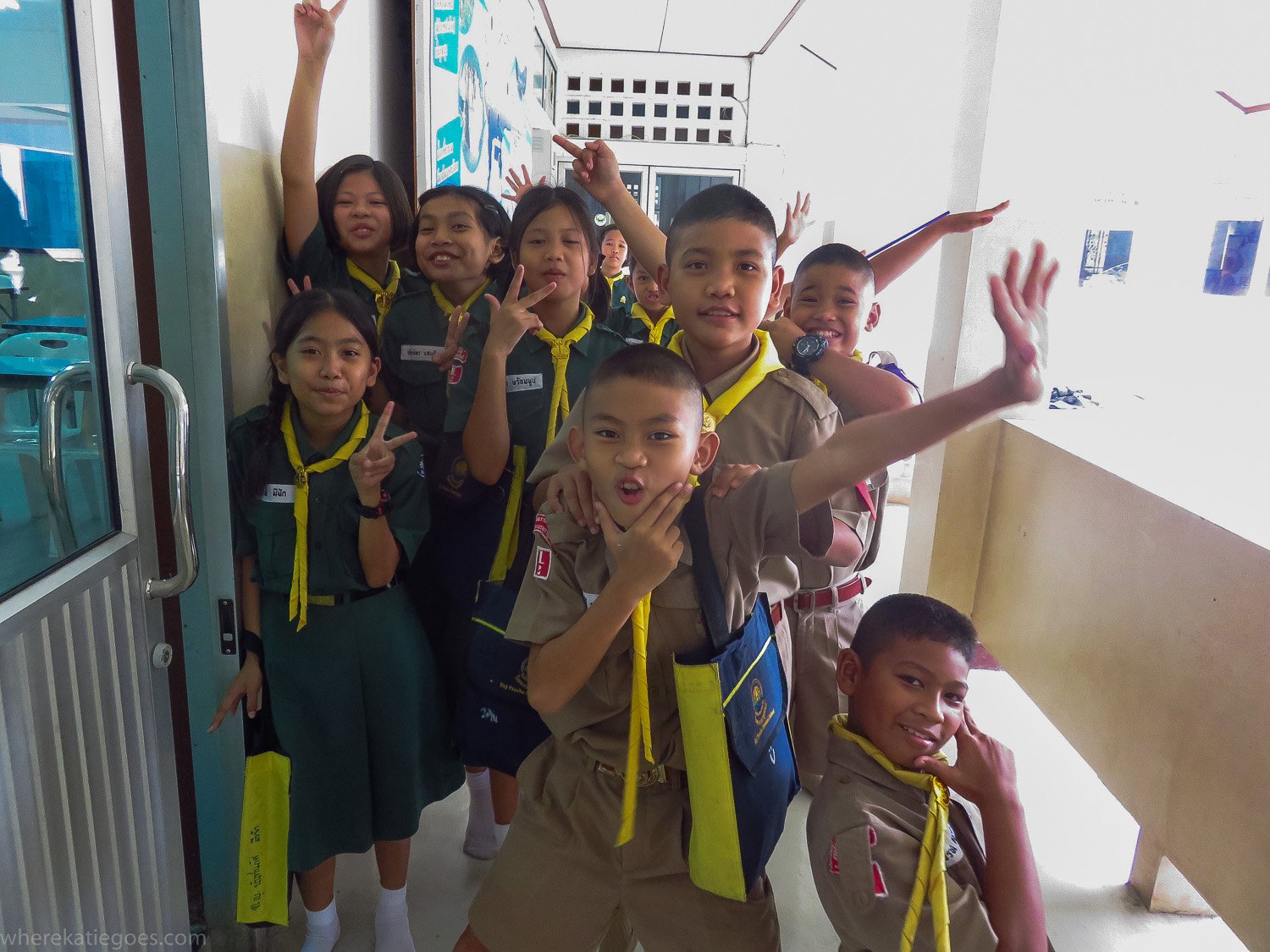 IMG\_4862 School children in Thailand smiling and posing in classroom corridor